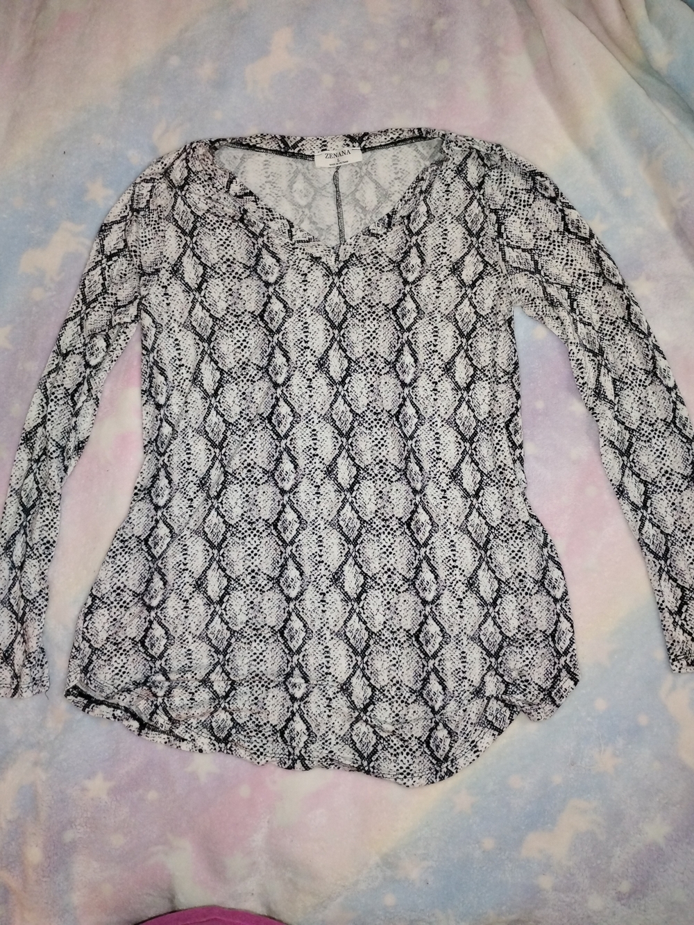 Zenana Outfitters Women's Black & White Snake-Print Long Sleeve V-Neck Top Large